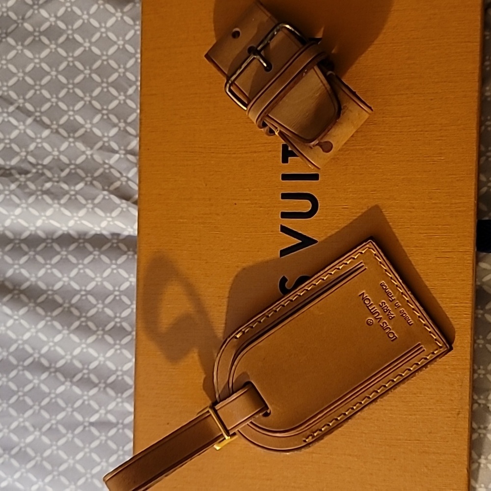 LV luggage tag and poignet set.